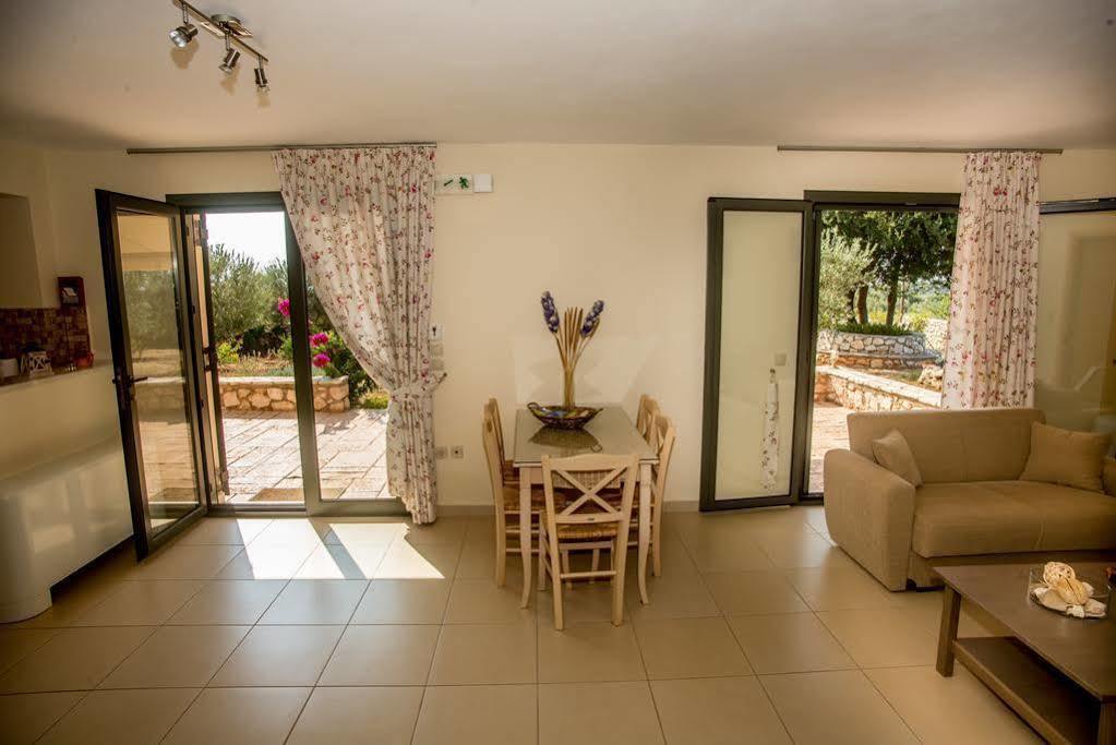 Korallis Villas Livathos  エクステリア 写真